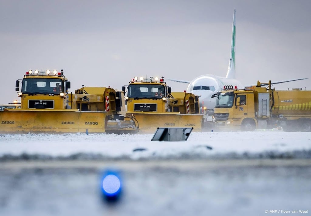 KLM: trucks onderweg met vloeistof voor ijsvrij maken vliegtuigen