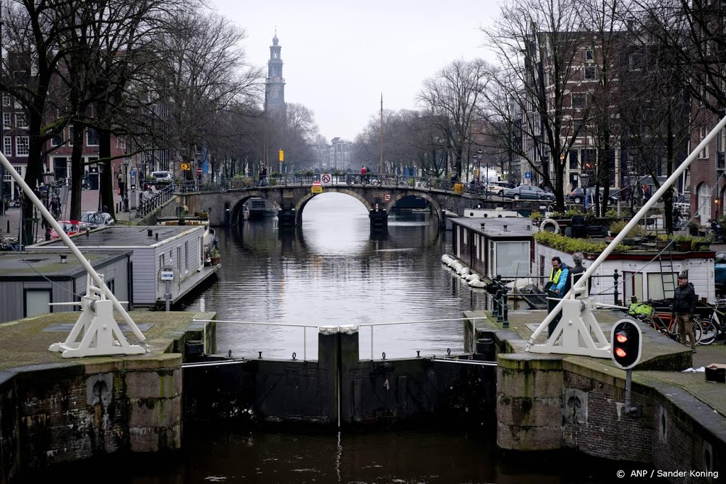Amsterdam sluit sluizen om ijsgroei op de grachten te bevorderen
