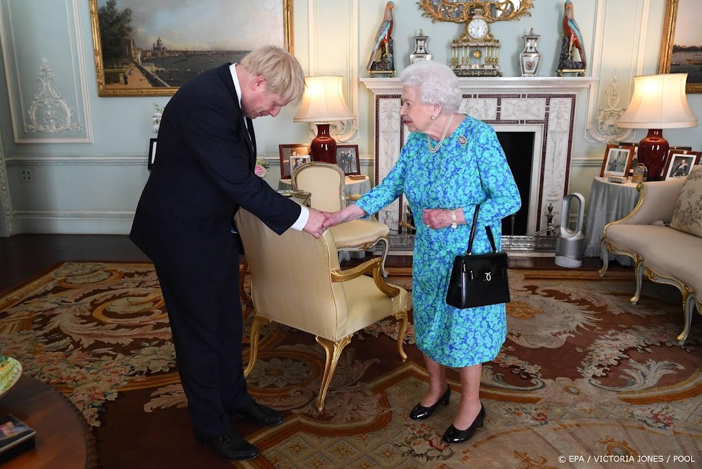 Boris Johnson brengt hulde aan jubilerende Queen 