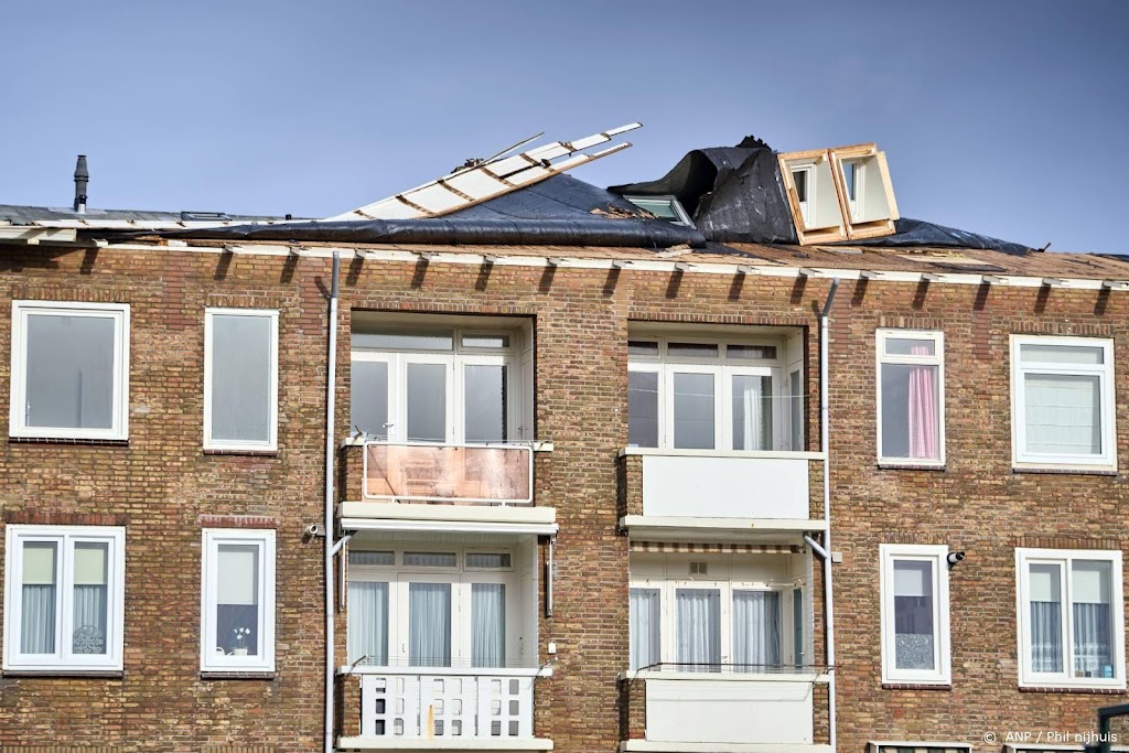 Bewoners Katwijkse flat brengen nacht elders door na stormschade