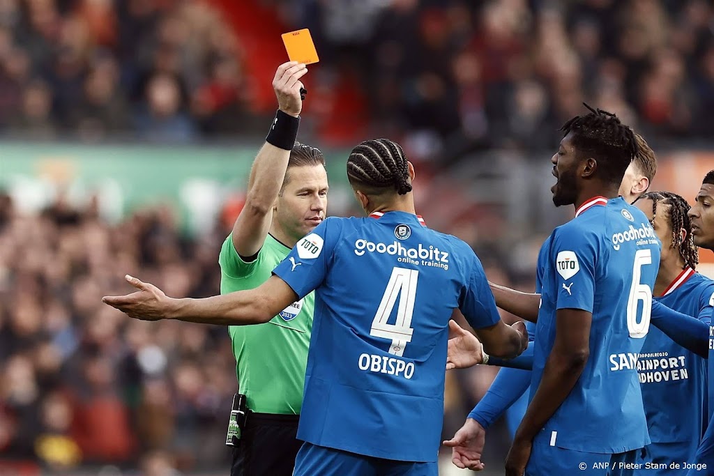 PSV twee wedstrijden zonder verdediger Obispo na rood in topper