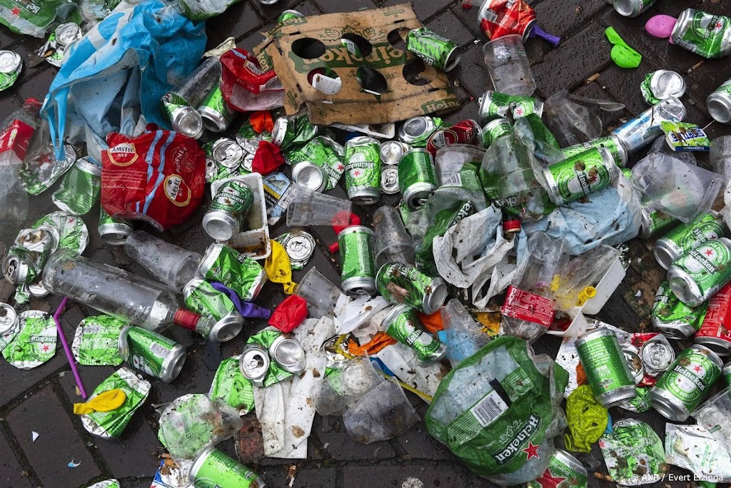 Afvalonderzoeker vindt veel minder zwerfblikjes, maar meer pakken