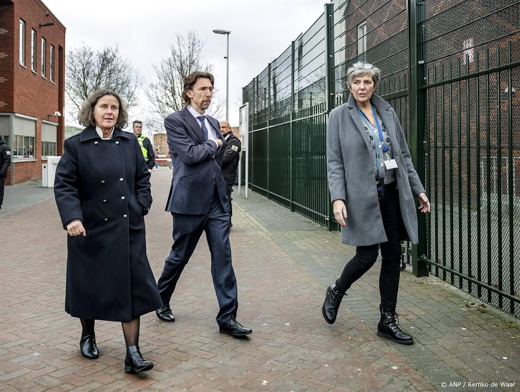 Faber wil proef met toezicht op overlastgevende asielzoekers