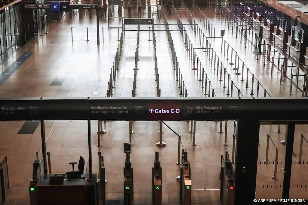 Vliegveld Berlijn nog steeds dicht door ijzel