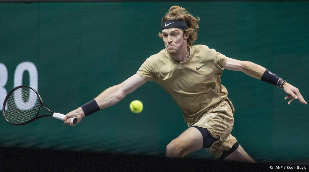 Roeblev ten koste van Tsitsipas naar finale tennistoernooi Ahoy