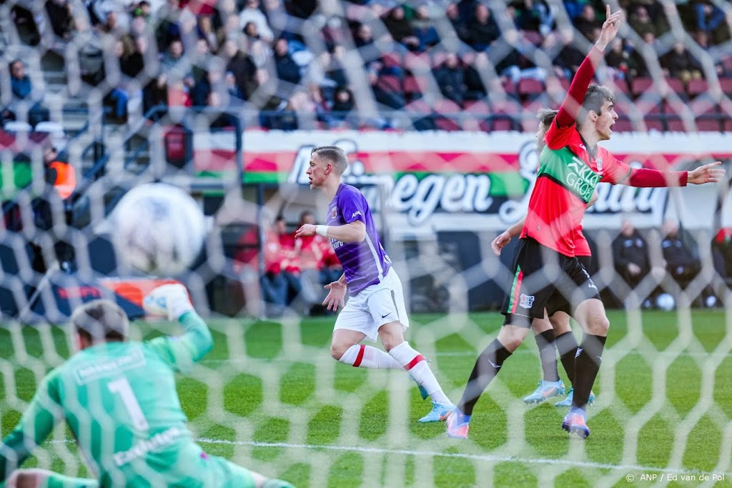 AZ'er Karlsson erkent: raakte bal met mijn hand