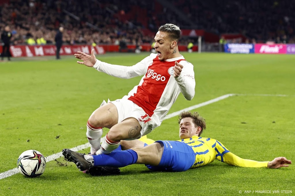 Wouters is heel boos op zichzelf na domme sliding tegen Ajax