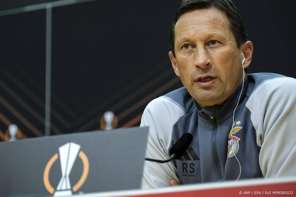 Schmidt probeert na zware nederlaag rust te bewaren bij Benfica