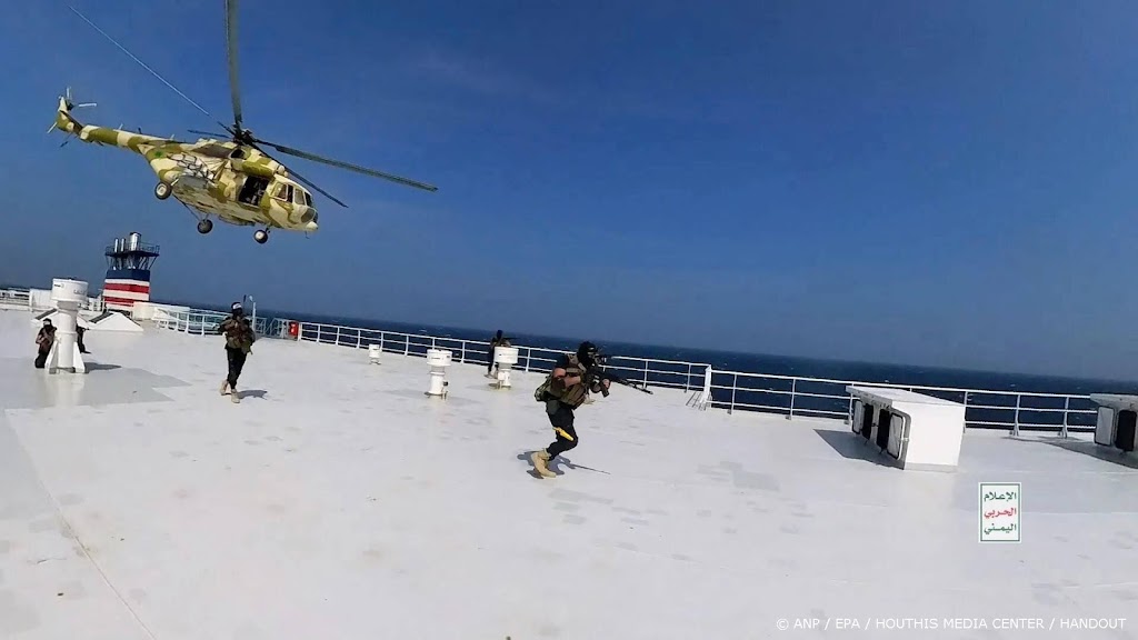 Bemanning verlaat schip na raketaanval bij Jemen