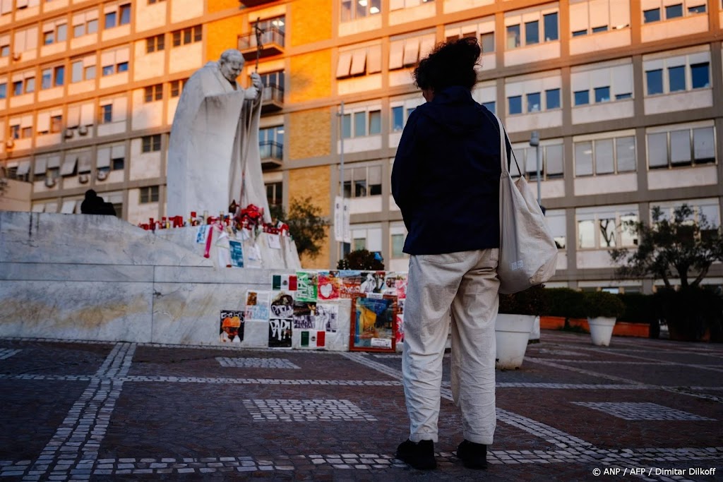 Vaticaan: paus had rustige nacht en rust nog steeds