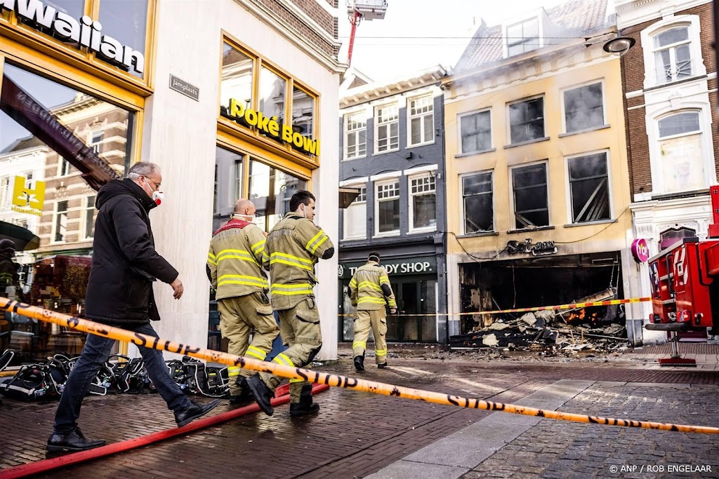 Brand in centrum Arnhem onder controle, vuur nog niet uit