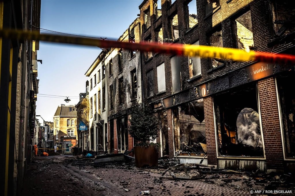 Heel pand uit getroffen blok in Arnhem gehaald