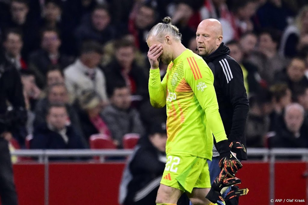 Ajax ziet doelman Pasveer geblesseerd afhaken