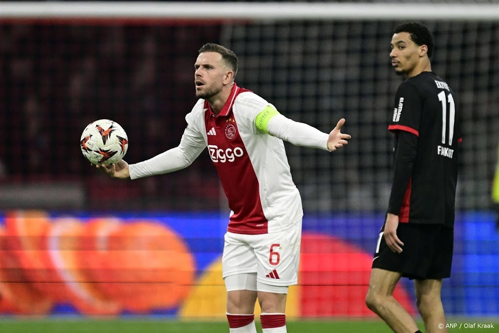 Aanvoerder Henderson door het stof na gele kaart en schorsing 