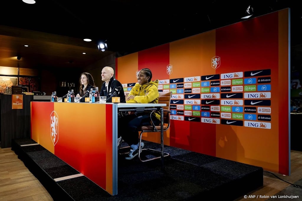 Veurink beschikt weer over Van de Donk voor duel met Ierland 