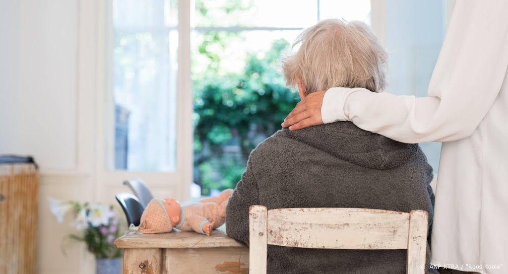Alzheimer Nederland verspreidt raamposters met vergeet-mij-nietjes