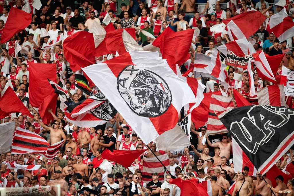 Ajax steunt eenzame oudere fans in coronacrisis