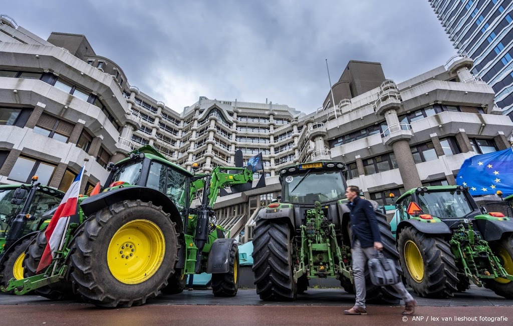 Boeren demonstreren bij Tweede Kamergebouw tegen stikstofbeleid