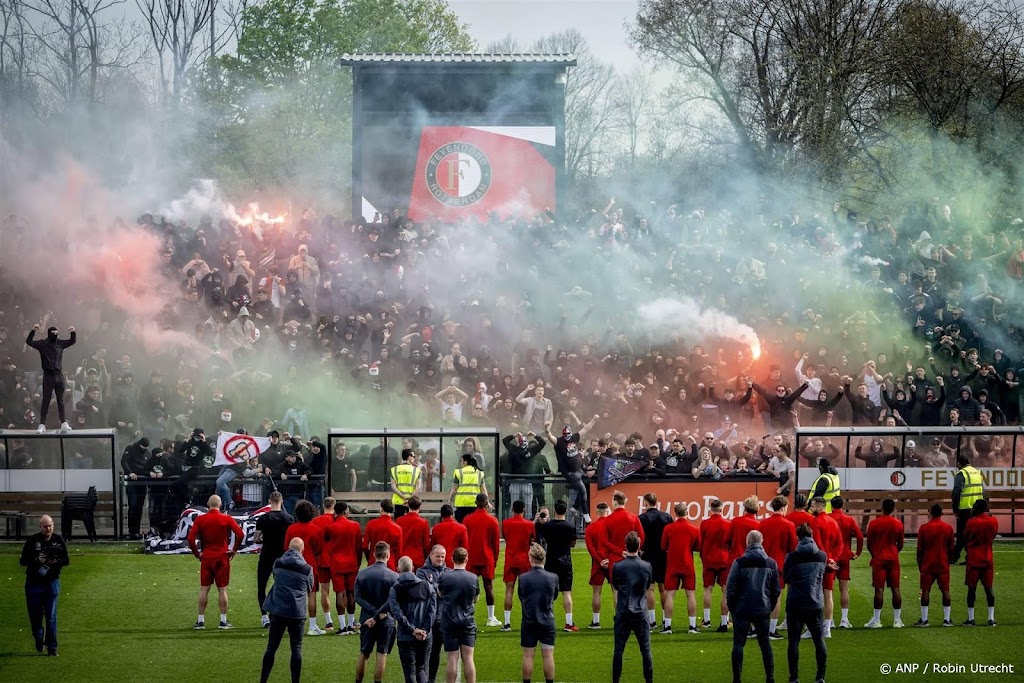 Feyenoord met vuurwerk onthaald bij laatste training Klassieker
