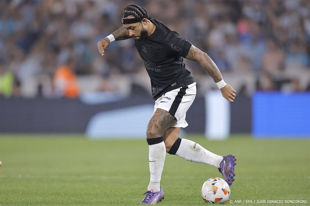 Depay scoort, geeft assist en uit kritiek op arbitrage 
