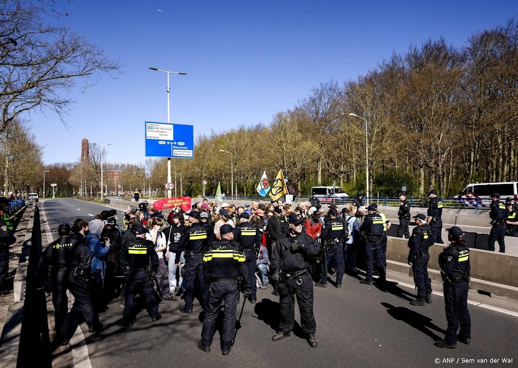 Politie haalt klimaatactivisten van A12 in Den Haag