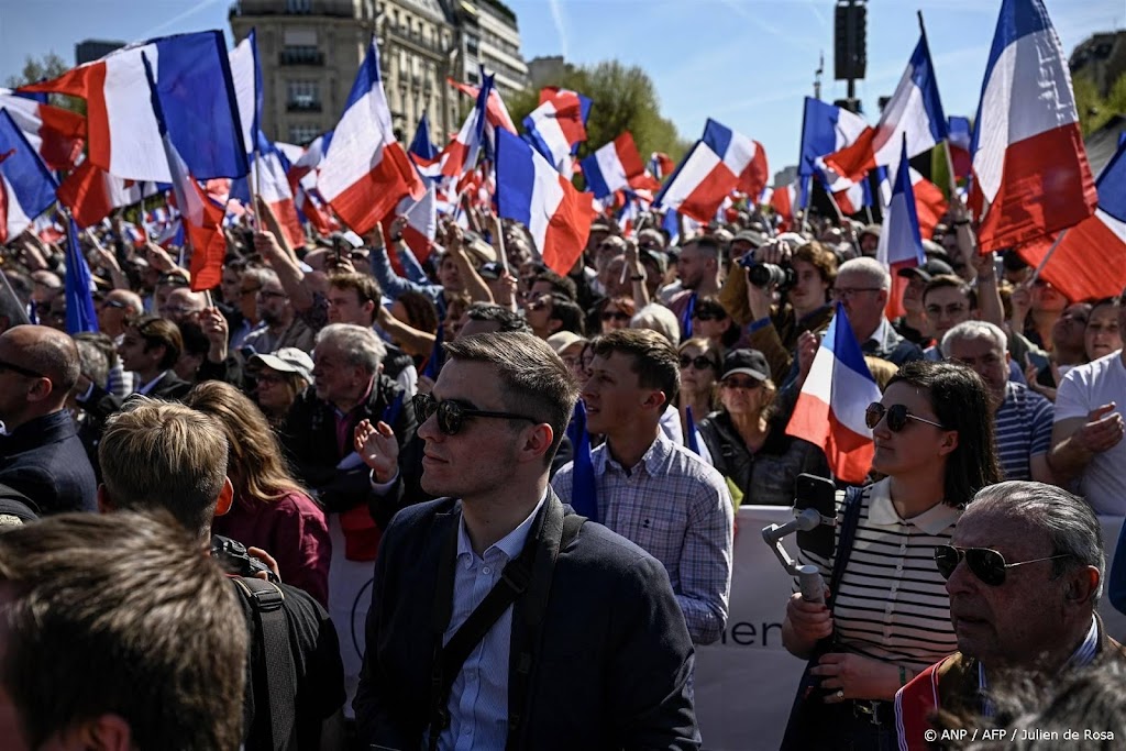 Aanhangers Le Pen demonstreren in Parijs tegen haar uitsluiting