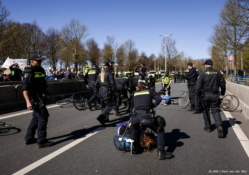 Zo'n 40 klimaatactivisten aangehouden op A12 en zitten nog vast