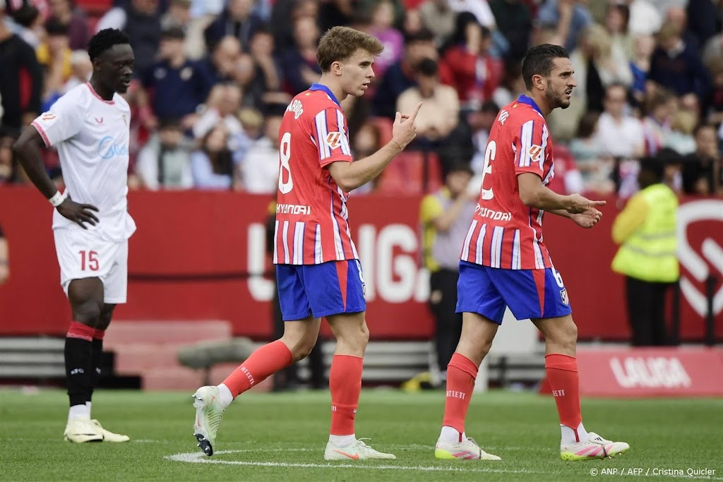 Barrios bezorgt Atlético Madrid in blessuretijd zege bij Sevilla