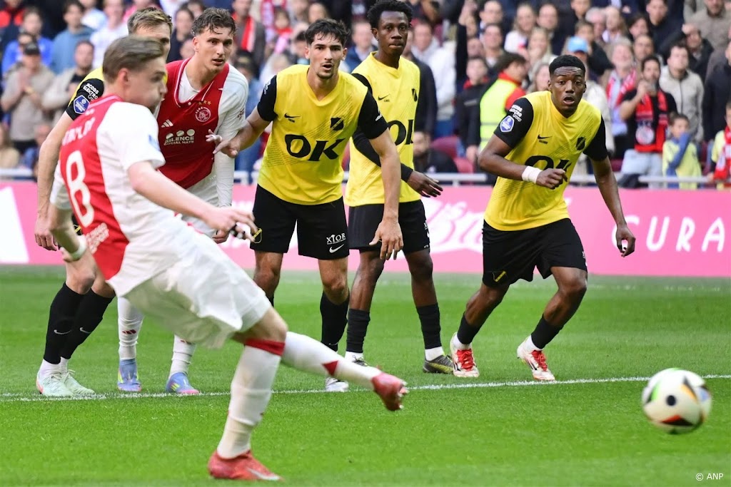 Ajax telt met zege op NAC verder af richting 37e landstitel 