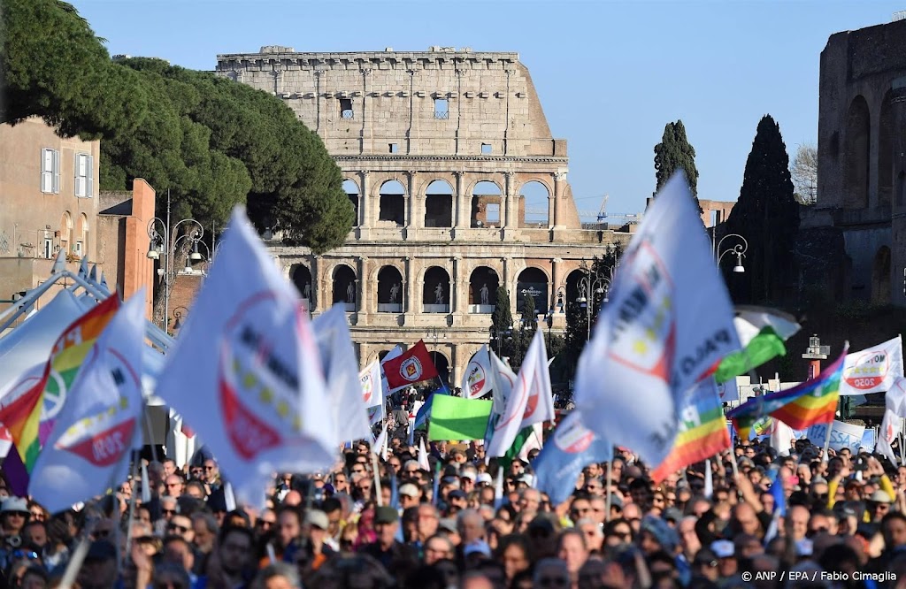Zo'n 100.000 mensen de straat op in Rome tegen herbewapening EU