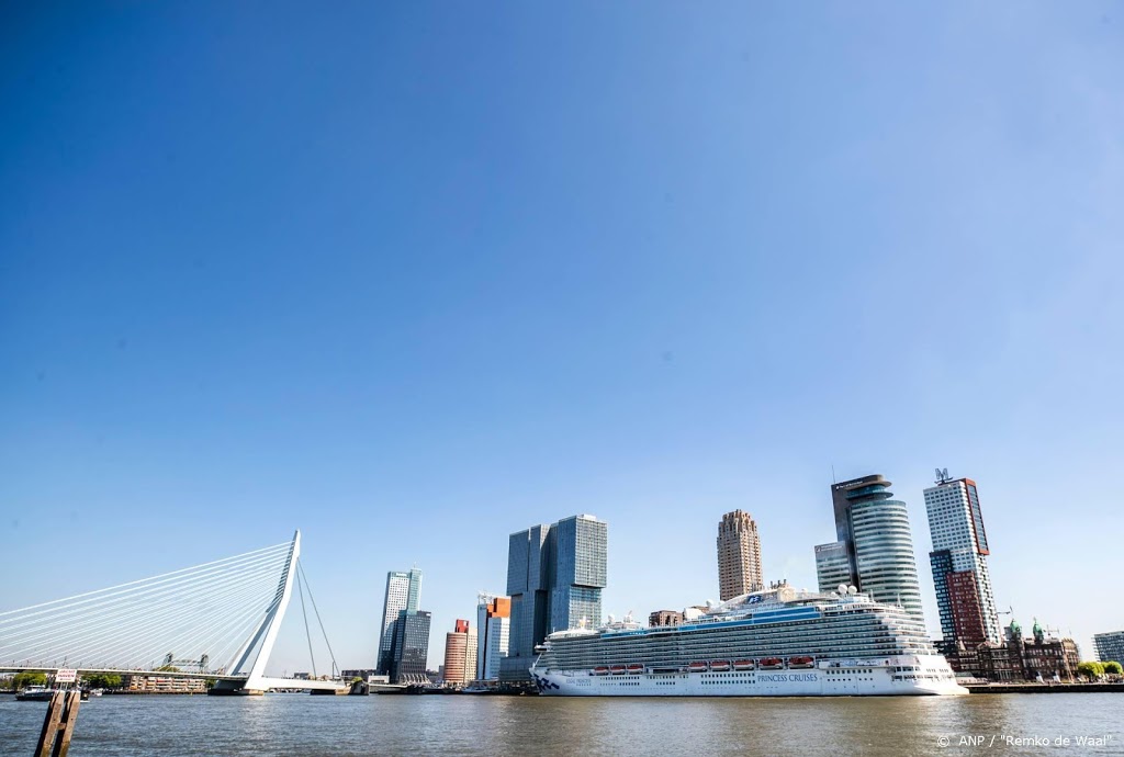 Cruiseschip Regal Princess aangemeerd in Rotterdam
