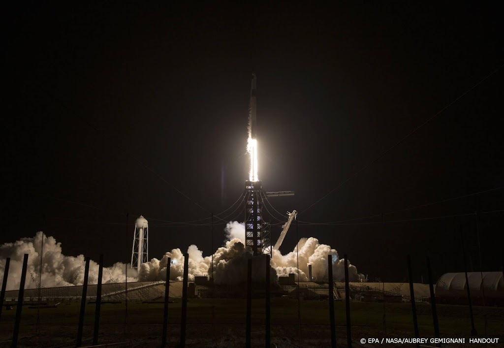 Vier astronauten landen veilig op aarde na half jaar in ISS