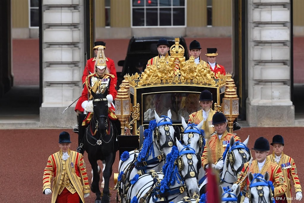 Charles en Camilla verlaten Buckingham Palace, start processie