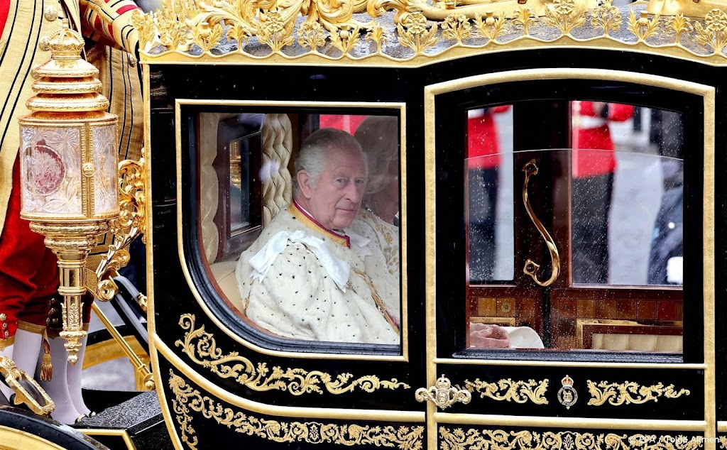 Kroon van Charles in preek vergeleken met doornenkroon Christus