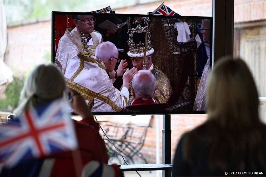Koning Charles en koningin Camilla verlaten Westminster Abbey