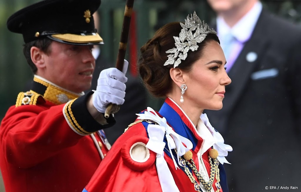 William en Catherine achter koningspaar naar Buckingham Palace