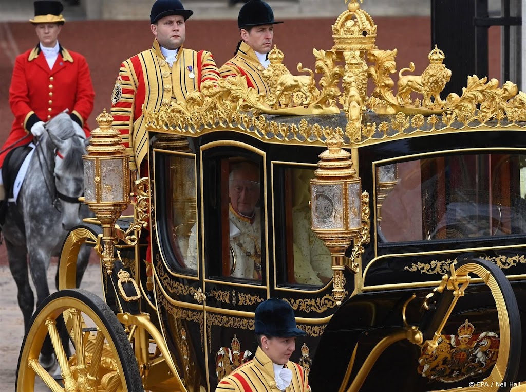 Eerste felicitaties voor gekroonde Charles en Camilla
