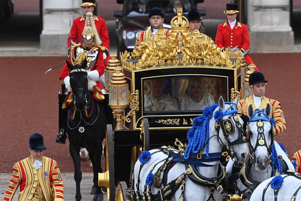 Koninklijke processie aangekomen bij Buckingham Palace