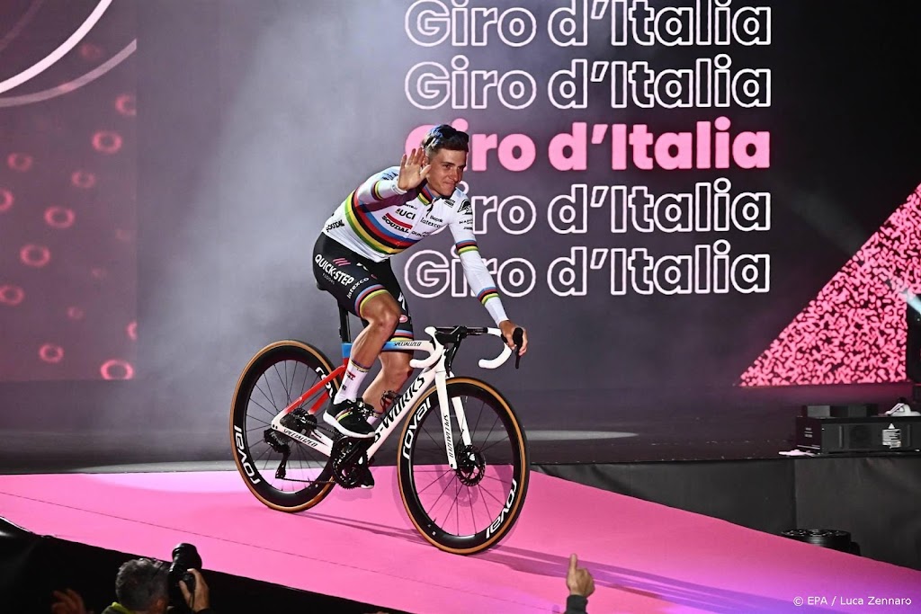 Evenepoel deelt tik uit aan concurrentie in openingstijdrit Giro