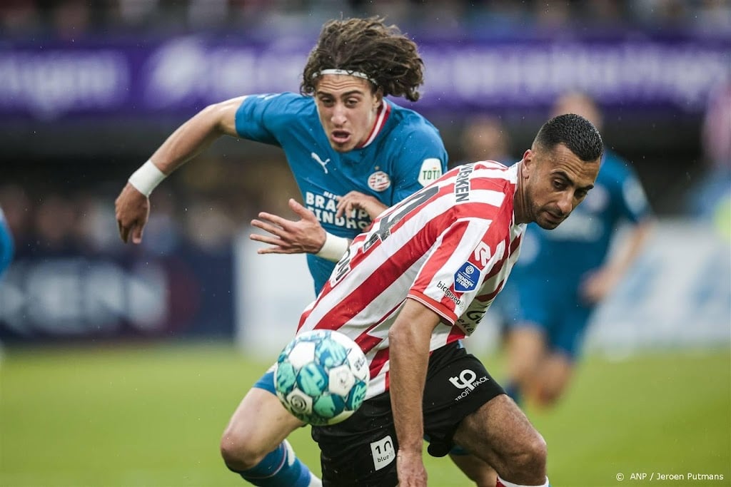 PSV houdt Feyenoord nog even van titel met nipte zege op Sparta
