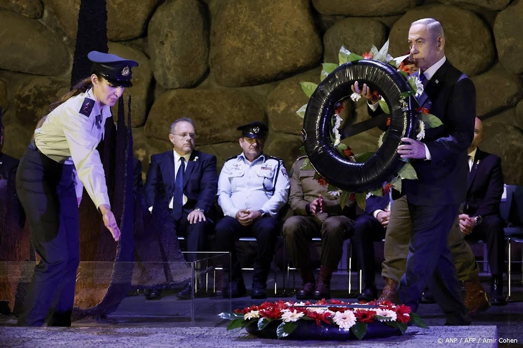 Man roept op tot vertrek Netanyahu tijdens herdenking Holocaust