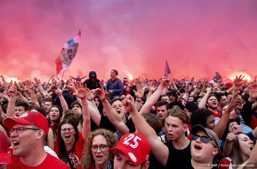 Duizenden supporters juichen PSV toe op Stadhuisplein