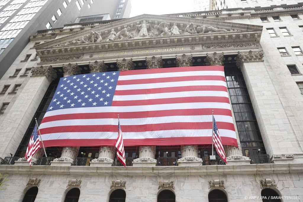 Wall Street opent hoger, olieprijzen fors omlaag