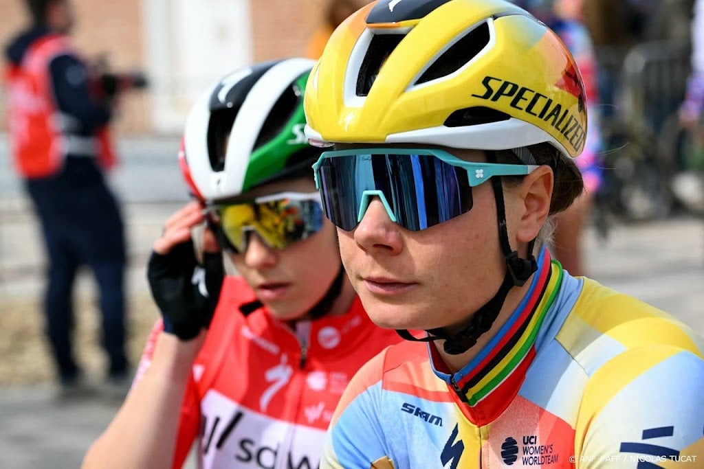 Kopecky sprint naar ritzege en leiderstrui in Vuelta Femenina