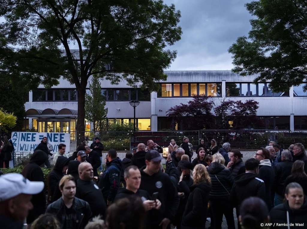 Honderden deelnemers aan mars in Loosdrecht tegen noodopvang