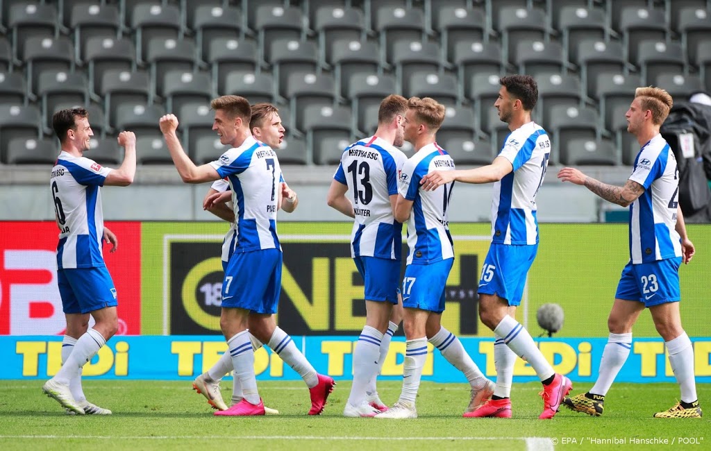 Voetballers Dortmund en Hertha maken statement tegen racisme