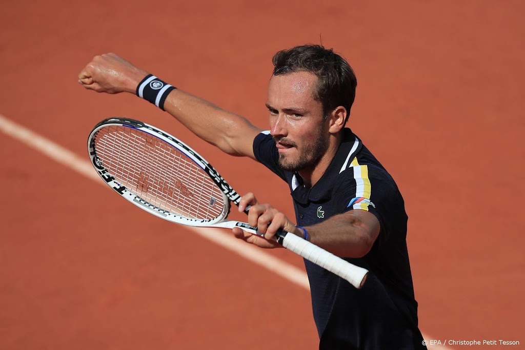 Medvedev tegen Tsitsipas in kwartfinale Roland Garros
