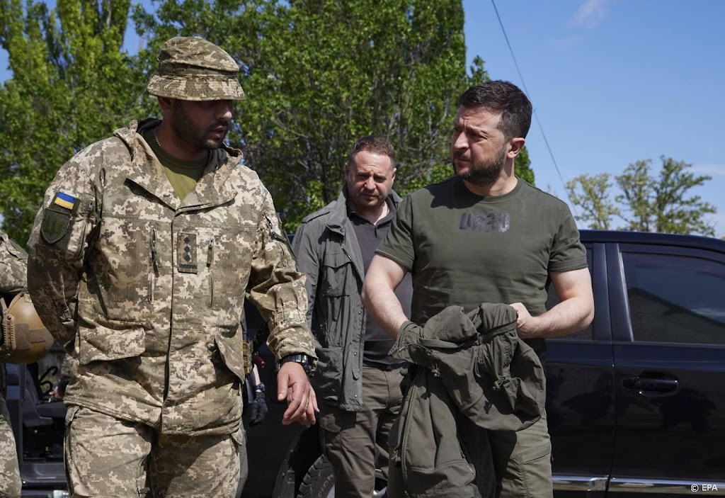 Zelenski bezoekt twee plaatsen aan front in oosten van Oekraïne