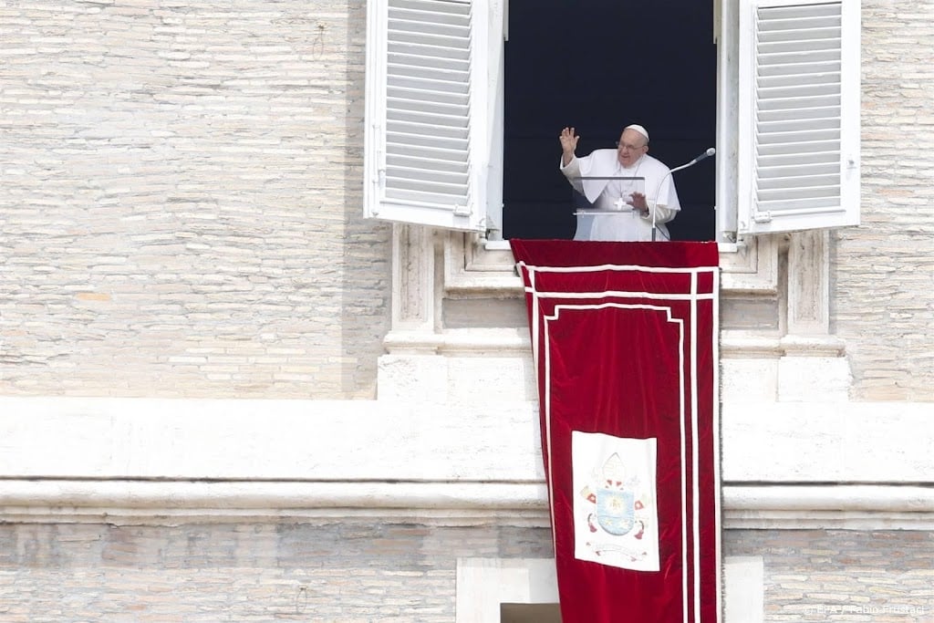 Paus weer naar ziekenhuis voor controle