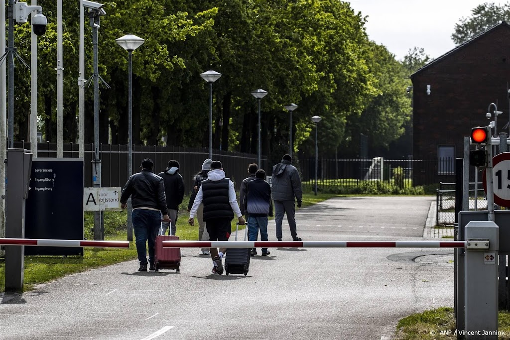 Van der Burg wil binnen maand vier 'overlooplocaties' Ter Apel  